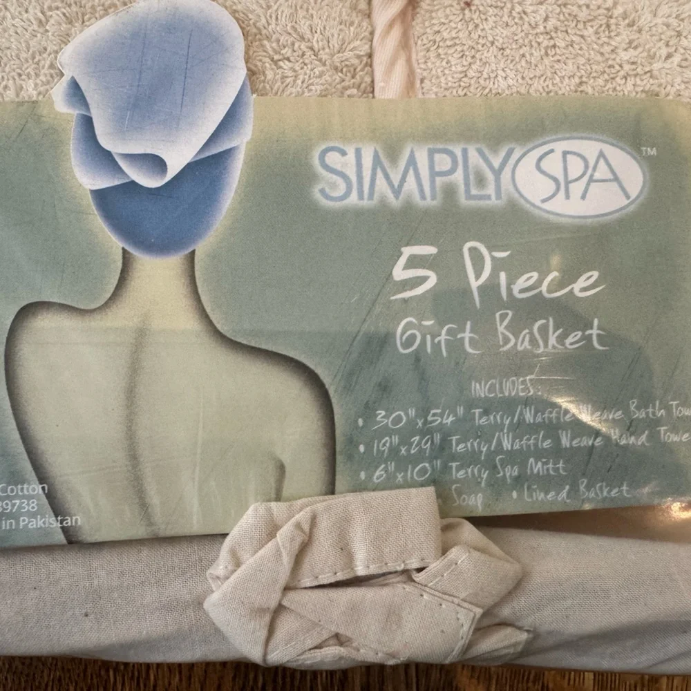 Simply Spa 5-piece gift basket containing cotton towels, a spa mitt, soap-NEW